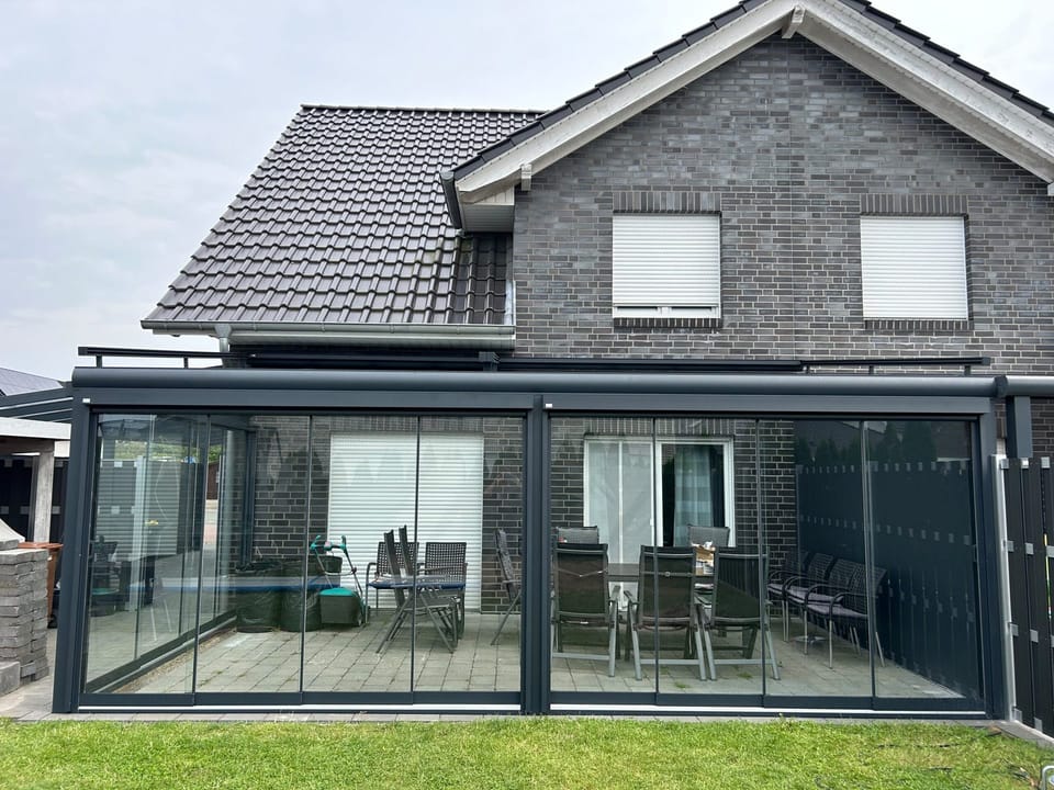 Green-500 mit Glasschiebewänden rundum, Keilfenster und Aufdachmarkise