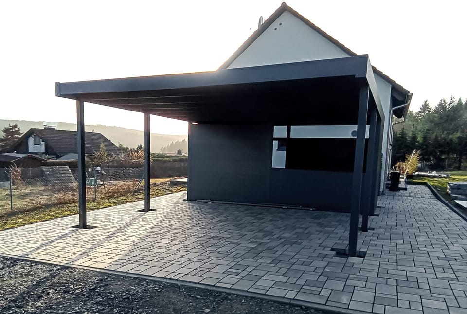 Freistehender Carport in Flachdach-Optik mit Seitenwand