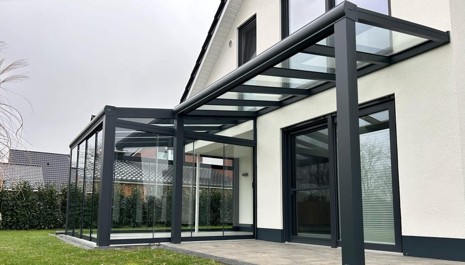 Terrassendach Green-500 mit Glasschiebewand und Festelementen