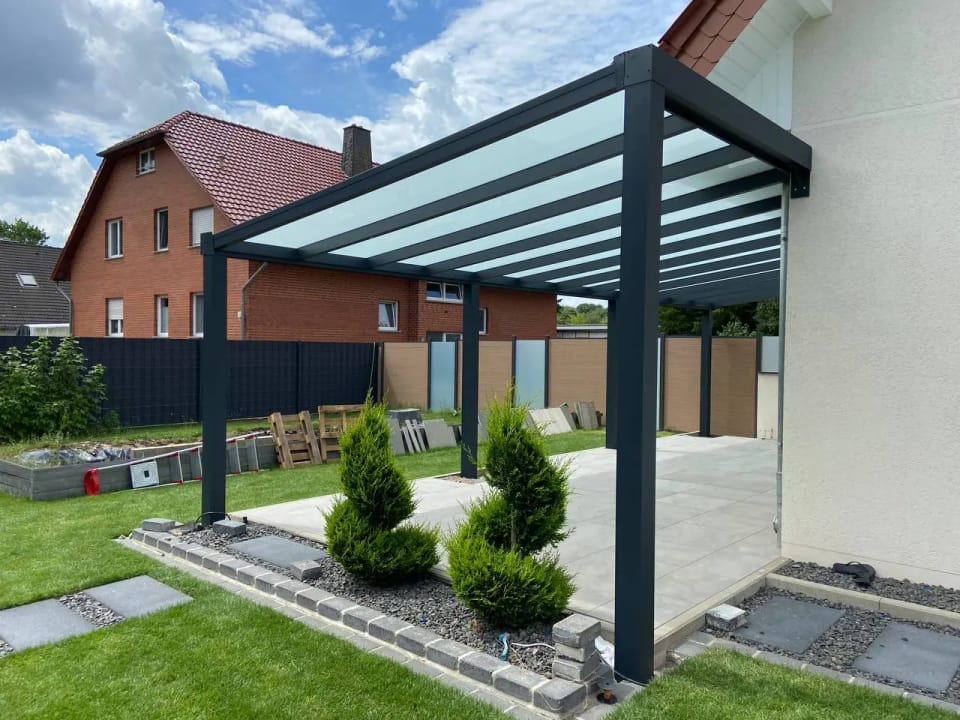 Terrassendach mit Glasdach über einer Terrasse mit Kies