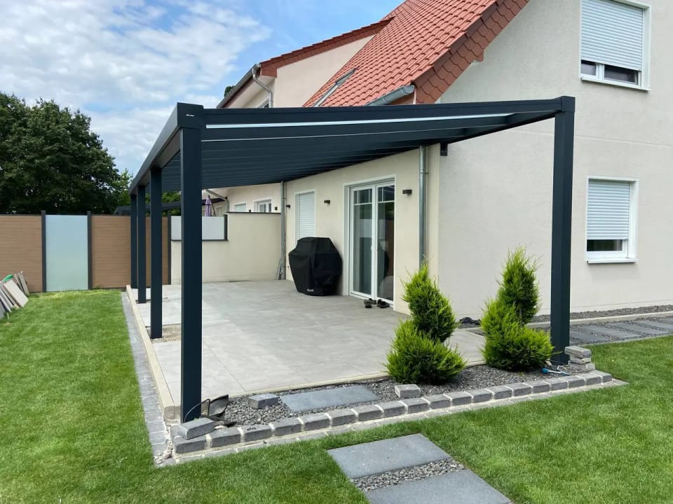 Anthrazitfarbenes Terrassendach über einer hellen Terrasse