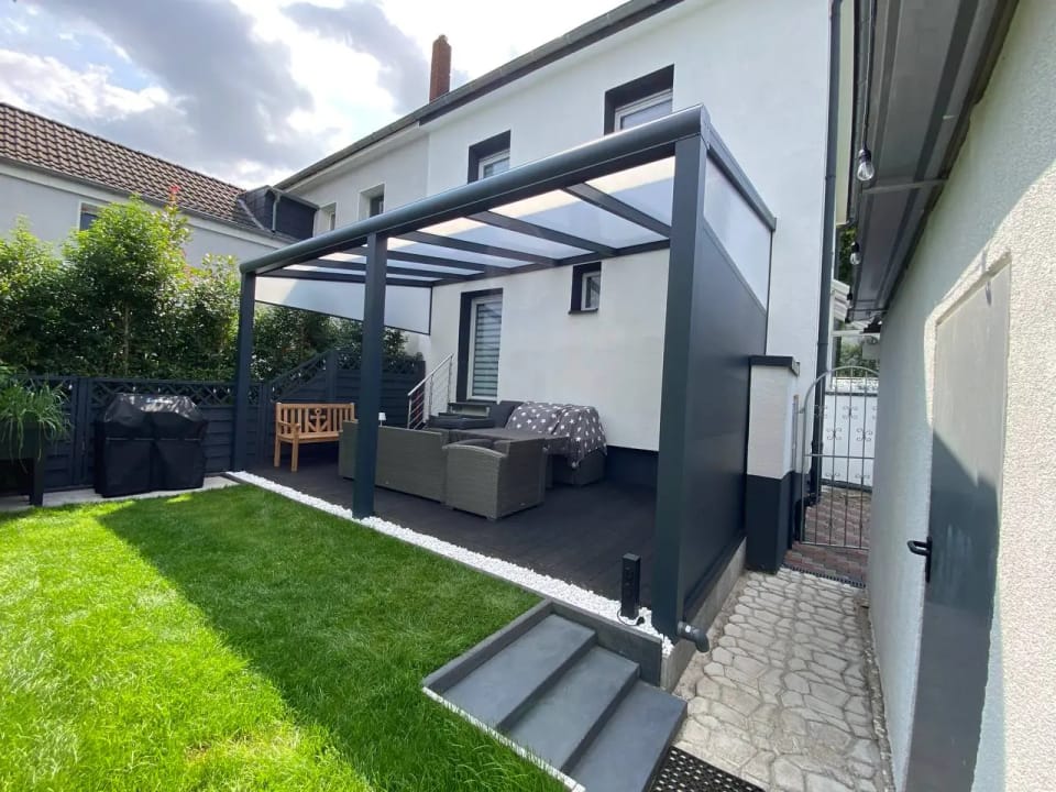 Terrassendach Green-500 mit Seitenwand und Keilfenster
