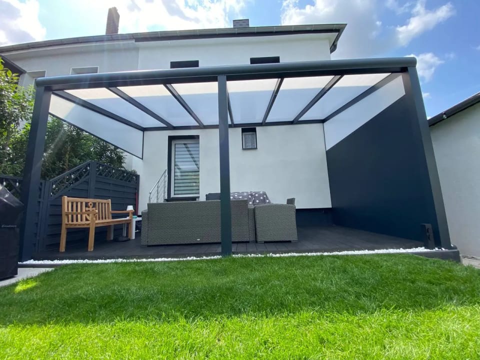 Terrassendach Green-500 mit Seitenwand und Keilfenster