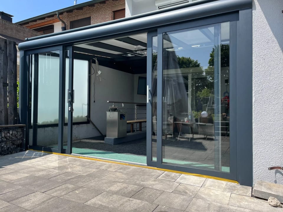 Terrassendach mit Klarglas und umlaufenden Glasschiebewänden