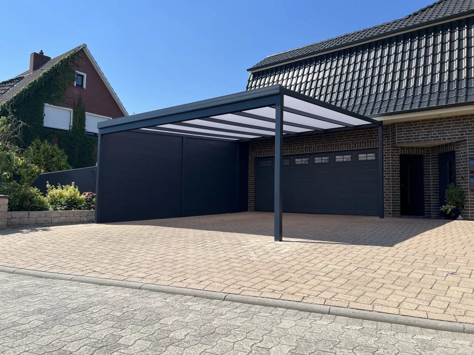 Carport mit Seitenwand aus Alupaneelen