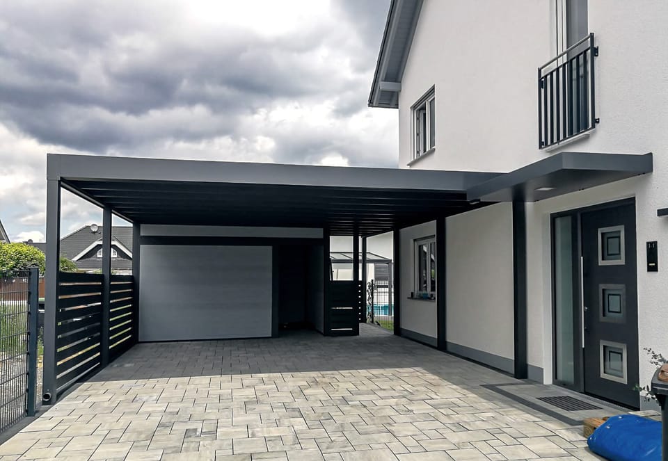 Carport in Flachdach-Optik mit Vordach am Hauseingang