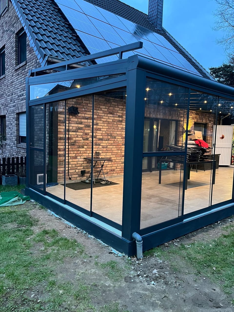 Green-500 mit Glasschiebewänden und LED-Sparrenbeleuchtung