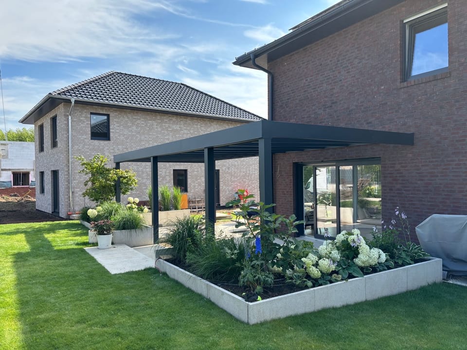 Terrassendach an einem modernen Haus mit Garten