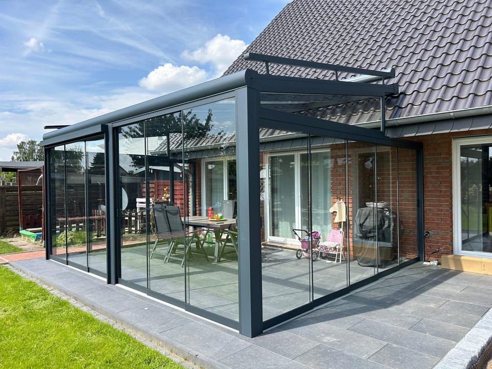 Terrassendach mit Glasschiebewänden rundum und Aufdachmarkise