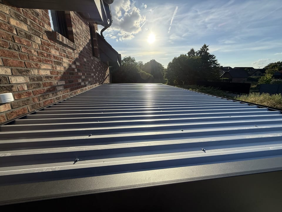 Trapezblechdach des Carports in Beckum von oben
