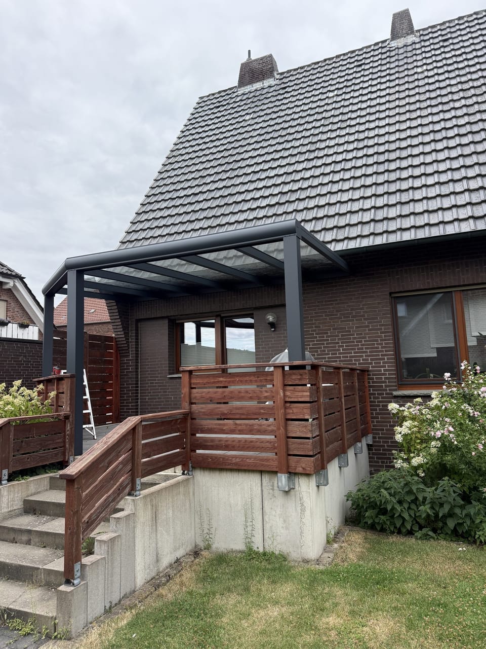 Von unserem Team montiertes Terrassendach in Anthrazit mit Glasdach