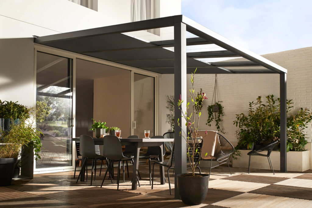 Familie genießt überdachte Terrasse